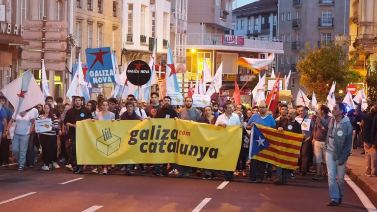 Máis dun milleiro de persoas participan na mobilización solidaria con Cataluña