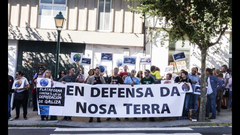 Protesta ante o Parlamento contra a “Lei de Depredacion da Galiza”