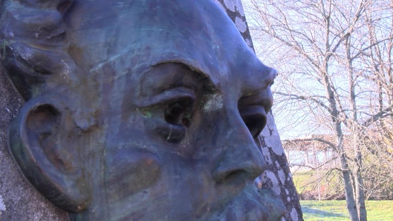 A escultura de José Martí regresa a Compostela cunha estrea triunfal