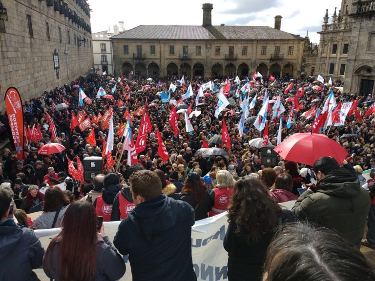 Milleiros de persoas ateigan Compostela na defensa da sanidade pública