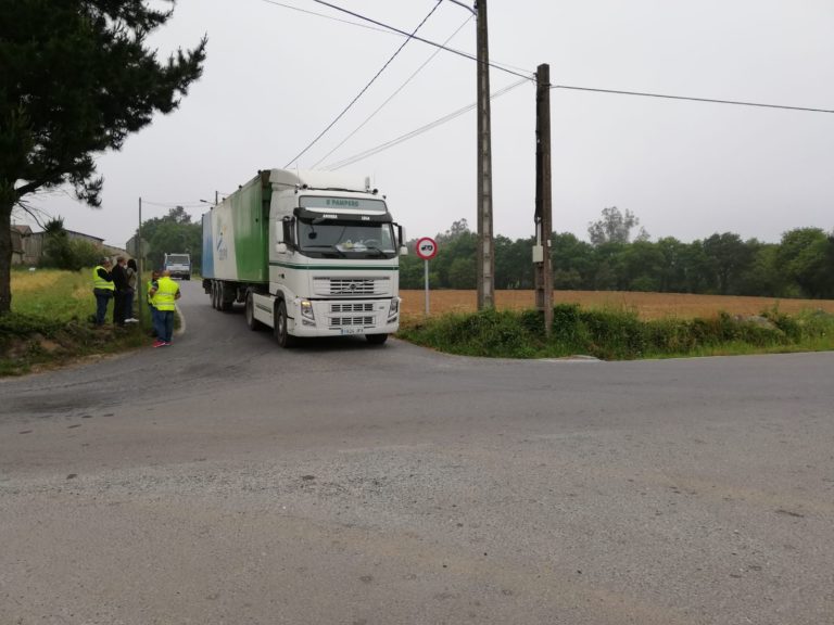 Camións de alta tonelaxe acceden ao vertedoiro de Miramontes por un vial restrinxido