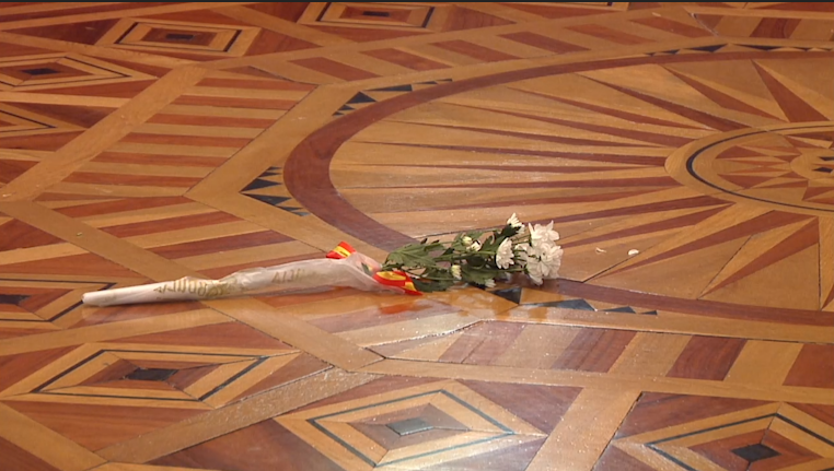 O nunca visto: entregan flores para o día da morte de Xulio Ferreiro