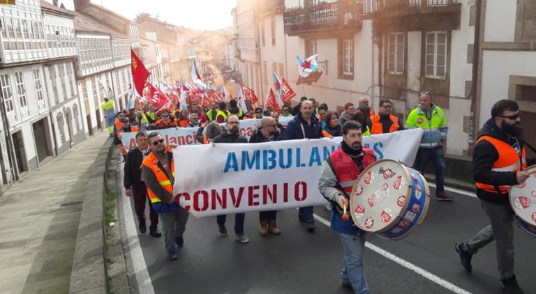 O persoal das ambulancias toma as rúas de Compostela
