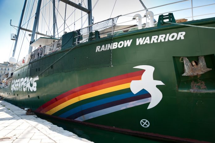 Greenpeace traslada o seu barco a Vilagarcía ante a “hostilidade explícita” do presidente do Porto de Vigo