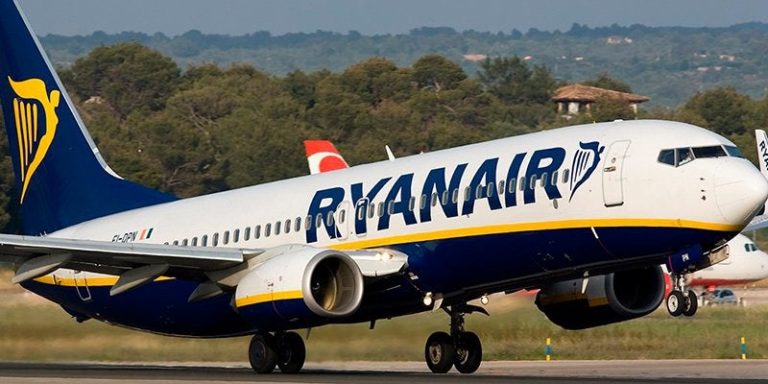 Ryanair terá que indemnizar a dúas pasaxeiras con dous mil euros polo atraso de seis horas dun voo Santiago-Madrid