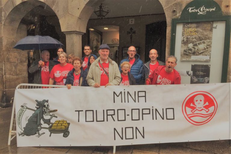 A veciñanza de Touro e O Pino celebra o carpetazo ao proxecto da mina