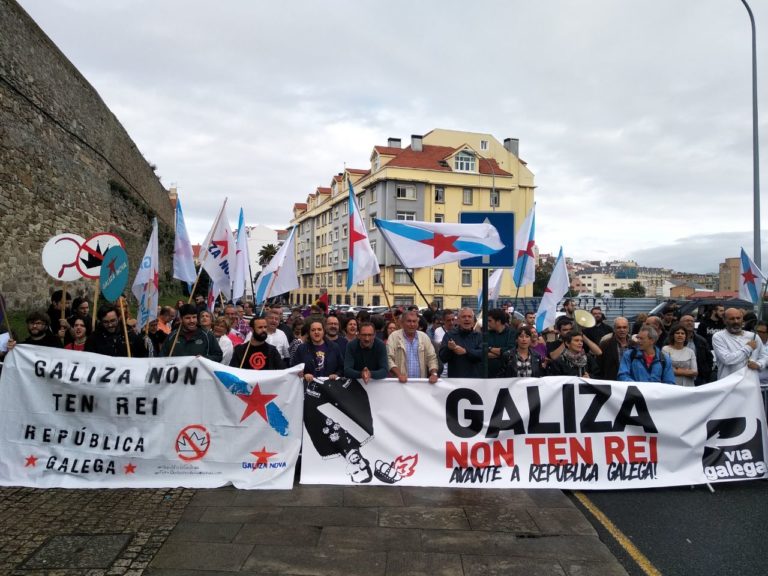 A concentración contra o rei na Coruña transcorre con alta presenza policial
