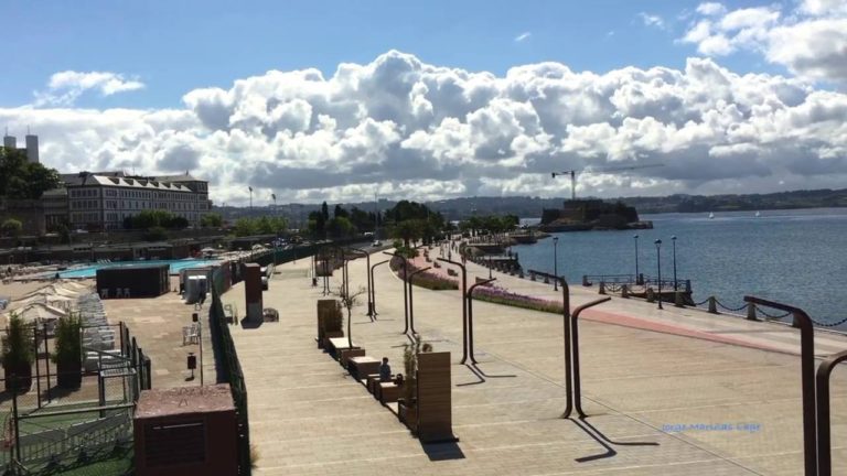 O Concello da Coruña pedirá á Autoridad Portuaria que habilite unha zona para o baño no Parrote