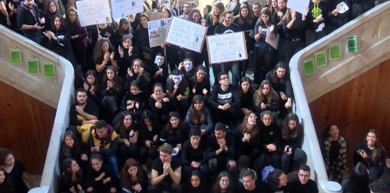Elitismo, galegofobia e xornadas de ata 12 horas encabezan as denuncias do alumnado de Medicina en folga