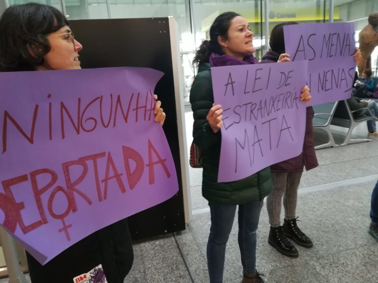 Unha acción feminista denuncia deportacións forzosas no aeroporto de Lavacolla