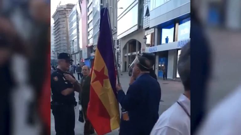 A Policía Nacional identifica un home que portaba a bandeira republicana na Coruña