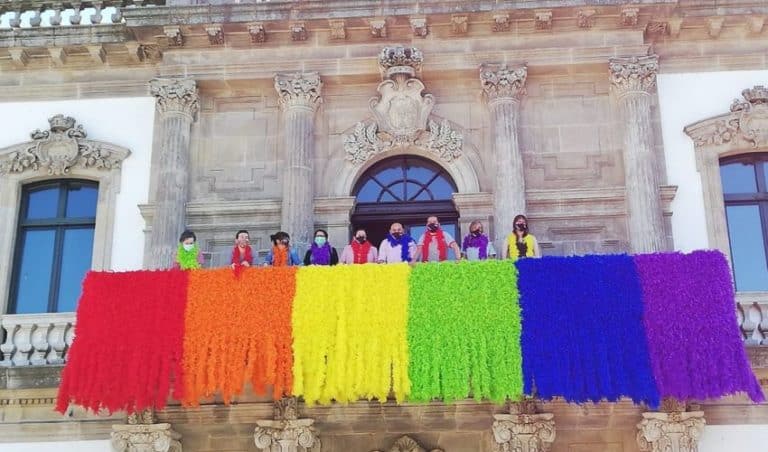 Unha organización carlista pide a retirada da simboloxía LGTBI de Pontevedra